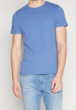 Blå kortærmet t-shirt lavet af bomuld, med rund hals og et lille logodetalje på brystet. Glat tekstur og almindelig pasform.