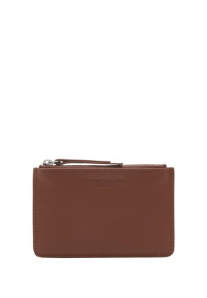 Brązowy skórzany portfel z komorą na suwak, tłoczonym logo, smukłym prostokątnym kształtem i starannym przeszyciem.