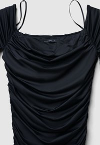 Top nero elasticizzato con scollatura quadrata e spalline sottili. Presenta tessuto arricciato per un effetto drappeggiato e una finitura elegante.