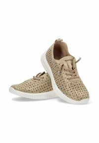 Zapatillas beige con una parte superior texturizada y con patrón, que cuentan con una suela de goma blanca y un diseño de cordones. Incluyen una tira en el talón.