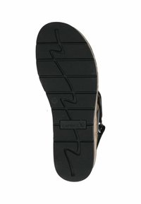 Schwarze Gummisandalen-Sohle mit strukturiertem Oberflächen, die ein Zickzackmuster aufweist und das "CAPRICE"-Logo in der Nähe der Ferse zeigt. Größe 37 angegeben.