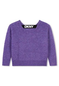 Pull court violet avec une texture côtelée et une encolure large. Étiquette DKNY visible à l'arrière. Matière en tricot douce avec des manches longues.