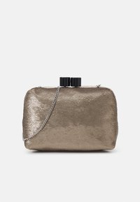 Metaliczna złota kopertówka z teksturowanym, plecionym wzorem. Posiada łańcuszkowy pasek oraz błyszczące czarne zapięcie na klamrę. Prostokątny kształt.