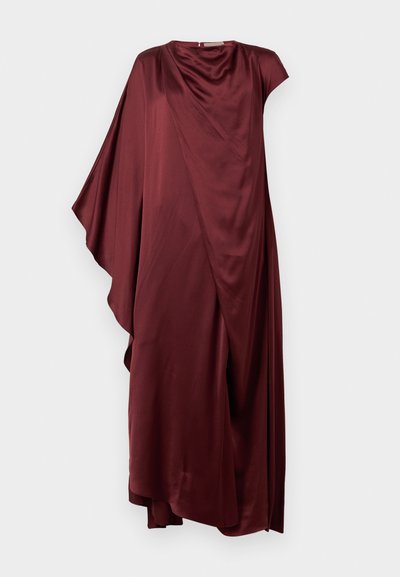 Burgundska satenska obleka z drapirano zasnovo, čolnastim izrezom in asimetričnim robom. Ima kratke rokave in tekočo teksturo.