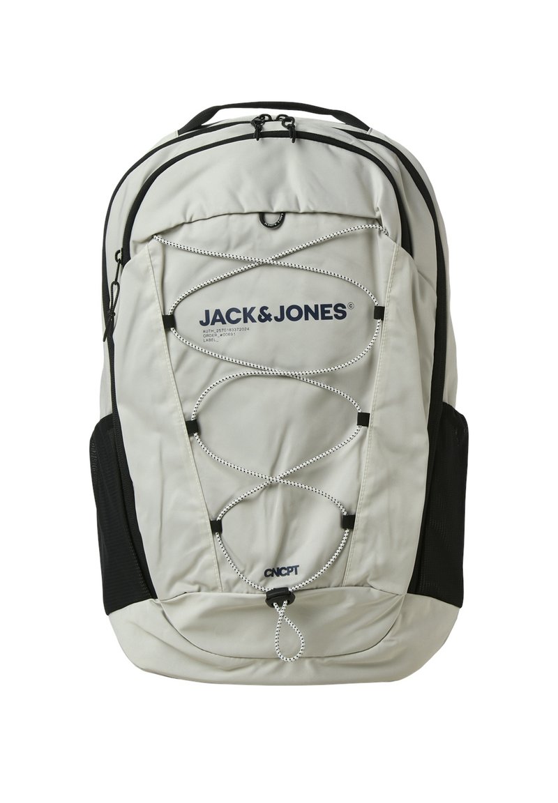 Hellgrauer Rucksack mit schwarzen Akzenten, ausgestattet mit einer strukturierten Außenseite, verstellbaren Bungee-Kordeln und dem deutlich sichtbaren Logo "JACK & JONES".