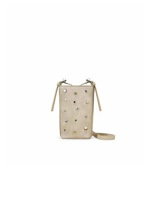 Bolso de cuero beige tipo bandolera con tachuelas metálicas en varias formas y colores, correas ajustables y un diseño rectangular.