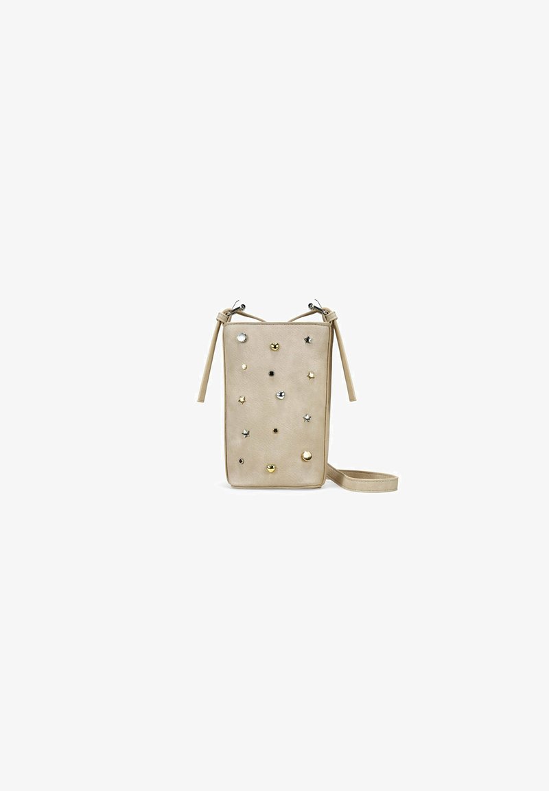 Bolso de cuero beige tipo bandolera con tachuelas metálicas en varias formas y colores, correas ajustables y un diseño rectangular.
