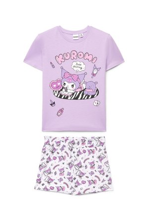 Set di pigiama per bambini con maglietta viola che presenta il personaggio "Kuromi" che si rilassa con peluche e pantaloncini bianchi decorati con piccole illustrazioni di Kuromi.