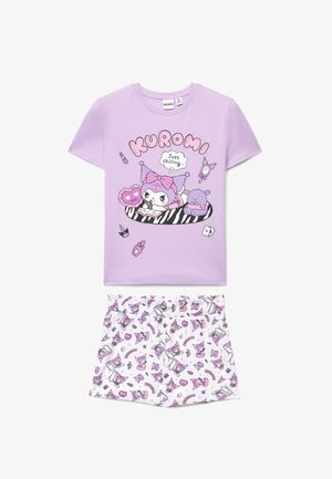 Set di pigiama per bambini con maglietta viola che presenta il personaggio "Kuromi" che si rilassa con peluche e pantaloncini bianchi decorati con piccole illustrazioni di Kuromi.