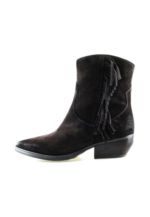 Schwarzer Wildleder-Stiefelette mit niedrigem Absatz und seitlichen Fransen, mit weißen Steppnähten und spitzer Zehenpartie.