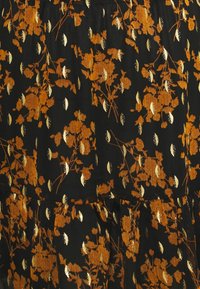 Tissu noir avec un motif intégral de motifs floraux orange et des accents de feuilles dorées, présentant une surface texturée et un design en couches.