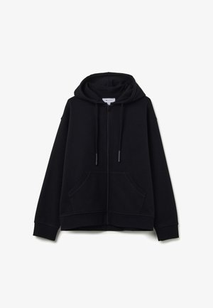 Sudadera negra con cremallera, bolsillos frontales y capucha con cordón, exhibida sobre un fondo blanco.