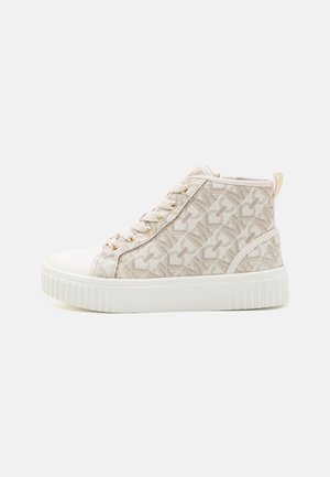 Høje sneakers med en lysebeige stofoverdel med et geometrisk mønster, hvid gummisål og guldfarvede øsken.