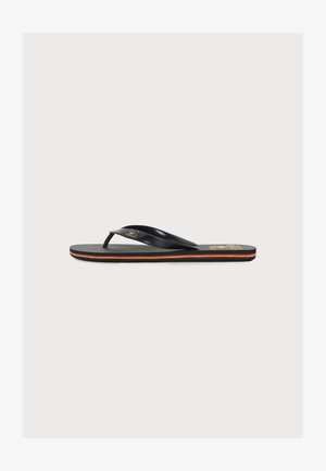 Sandale flip-flop noire avec semelle texturée et bandes rouges, jaunes et vertes sur le côté, présentée sur un fond blanc uni.