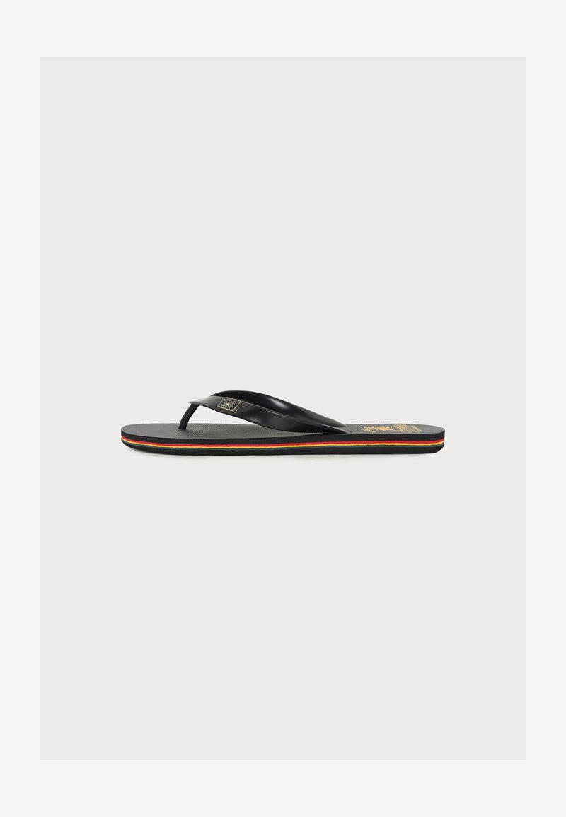 Μαύρο σανδάλι flip-flop με υφασμένο πάτο και κόκκινες, κίτρινες και πράσινες ρίγες στο πλάι, εμφανιζόμενο σε απλό λευκό φόντο.