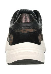 Zwarte sneaker met een gestructureerd ontwerp, accenten met luipaardprint en een dikke witte tussenzool; heeft gladde en ruwe materialen bij de hiel.