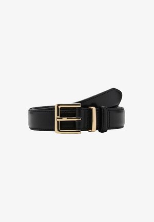 Ceinture en cuir noir avec boucle rectangulaire dorée et passant, roulée sur fond blanc.