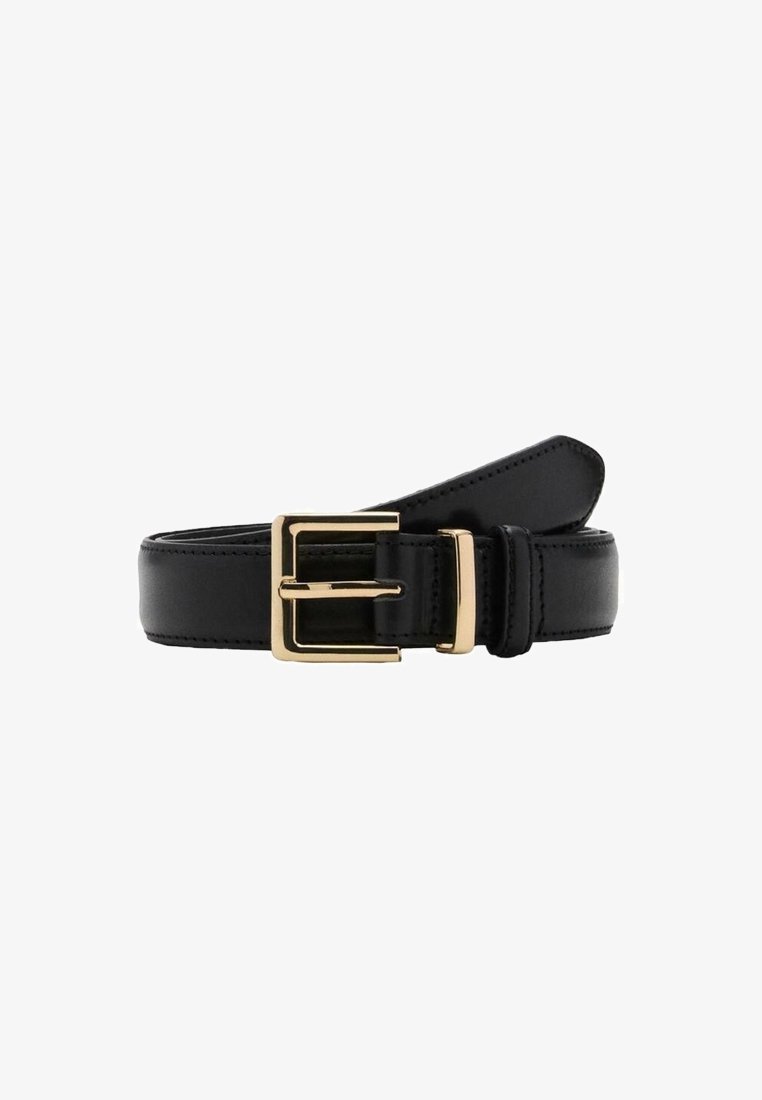 Ceinture en cuir noir avec boucle rectangulaire dorée et passant, roulée sur fond blanc.