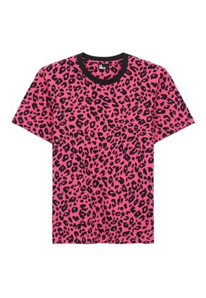 Short-sleeve t-shirt with pink base and black leopard print pattern, featuring a black ribbed collar.