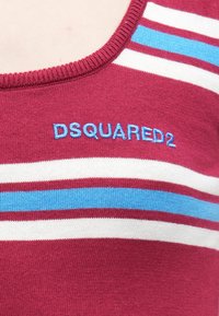 Camiseta sin mangas de punto color granate con rayas horizontales en blanco y azul claro, con "DSQUARED2" bordado en azul claro cerca del escote.