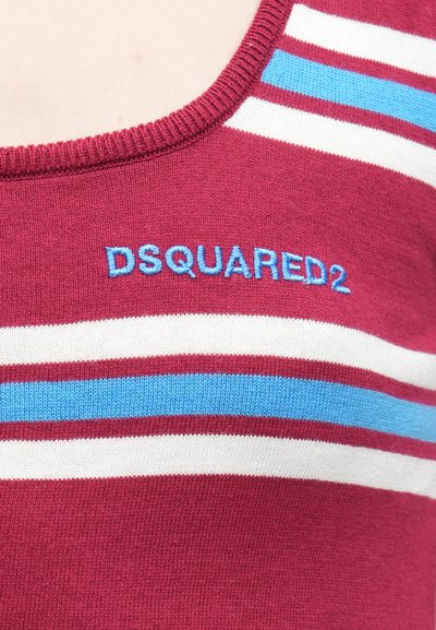 Camiseta sin mangas de punto color granate con rayas horizontales en blanco y azul claro, con "DSQUARED2" bordado en azul claro cerca del escote.