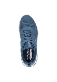 Blauer Netz-Sportschuh mit leichtem Design, auffälligen Schnürsenkeln, gepolstertem Kragen und weißer Gummisohle für besseren Halt.