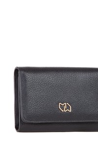 Portafoglio in pelle nera con finitura testurizzata, dettaglio del logo dorato e forma rettangolare slim. Presenta una chiusura a patta per garantire la sicurezza.