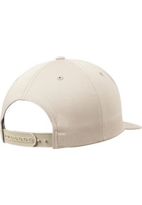Beige pet met een ronde kroon, gemaakt van stof, met een verstelbare plastic band achter en zes gestikte ventilatiegaten.