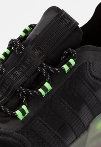 adidas Originals NMD V3 - Sportbačiai - core black/core black/signal green
