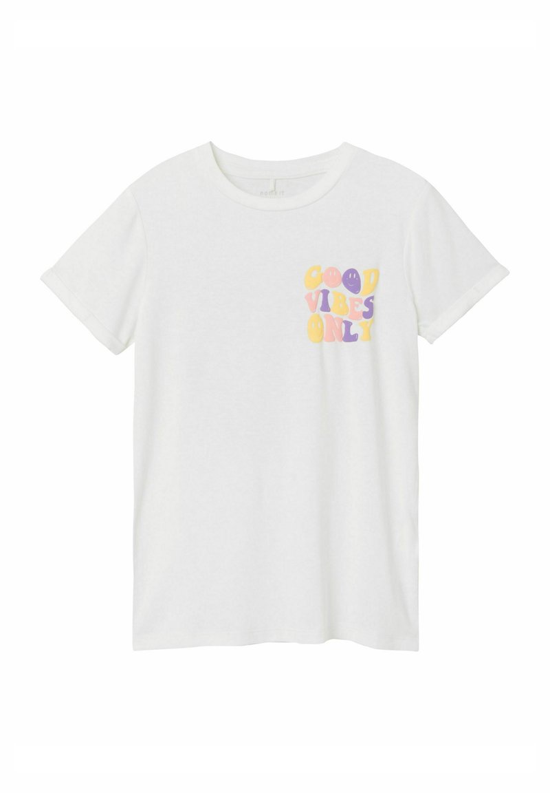 Witte katoen t-shirt met korte mouwen en een ronde halslijn. Tekstafbeelding in meerkleurige letters met de tekst "GOOD VIBES ONLY" op de borst.