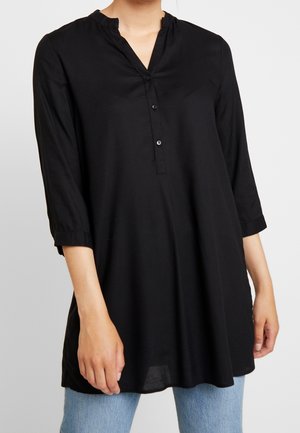 Tunic nera con colletto alla mandarina, pattina con bottoni e maniche a tre quarti; tessuto leggero e morbido con una vestibilità rilassata.