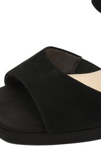 Sandalia negra de tipo slide con puntera abierta, correa ancha de ante y plantilla acolchada, diseñada para comodidad casual y fácil uso.