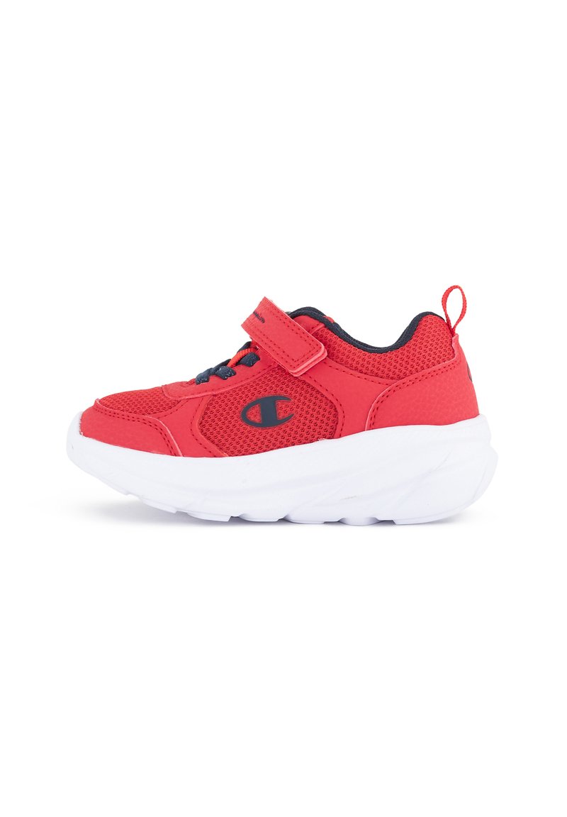 Scarpa sportiva rossa con tomaia in mesh, suola in gomma bianca, fascia velcro e dettagli blu navy. Presenta punta rinforzata e linguetta sul tallone.