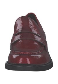 Mocassins en cuir verni bordeaux avec deux sangles à l'avant, un bout arrondi et une semelle en caoutchouc noir. Texture lisse et finition brillante.