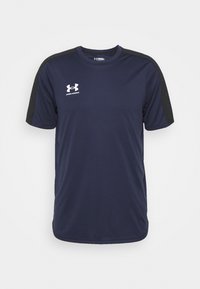 Marineblaue Sportshirt mit schwarzen Schulterakzenten. Hergestellt aus glattem, feuchtigkeitstransportierendem Material. Verfügt über das weiße Under Armour Logo auf der Brust.