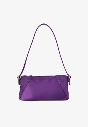 Borsa a spalla in satin viola con una sola tracolla, forma rettangolare, texture liscia e design a piega con dettagli di cucitura.