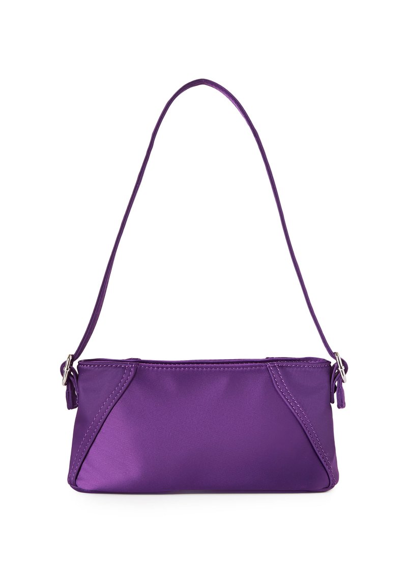 Borsa a spalla in satin viola con una sola tracolla, forma rettangolare, texture liscia e design a piega con dettagli di cucitura.