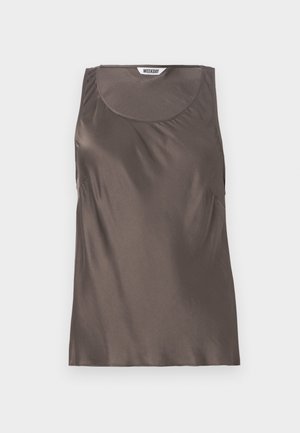 Hnedý saténový top bez rukávov s okrúhlym výstrihom a jemným drapovaním na bokoch. Na vnútornej strane je viditeľná etiketa so značkou "WEEKDAY."