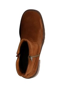 Stivale corto in suede marrone con zipper laterale, punta arrotondata e suola in gomma bianca. Presenta dettagli cuciti lungo il bordo superiore.