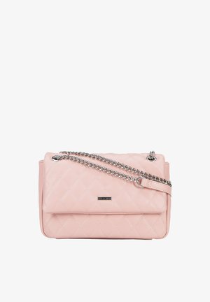 Roze gewatteerde handtas met zilveren kettingriem, met een gladde textuur en een flapsluiting. Metalen logo-accent aan de voorkant.