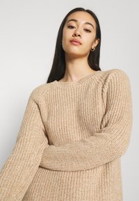 Noisy May NMSIESTA O NECK DRESS - Vestido de malha - beige