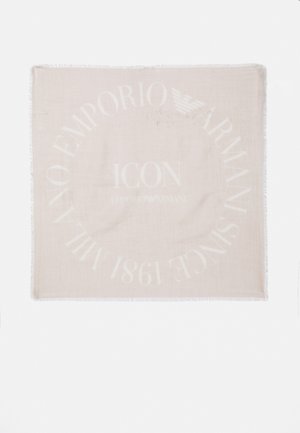 Beige rektangulær skjerf med frynser på kantene, med hvit preget tekst: "EMPORIO ARMANI ICON SINCE 1981" i en sirkulær layout.