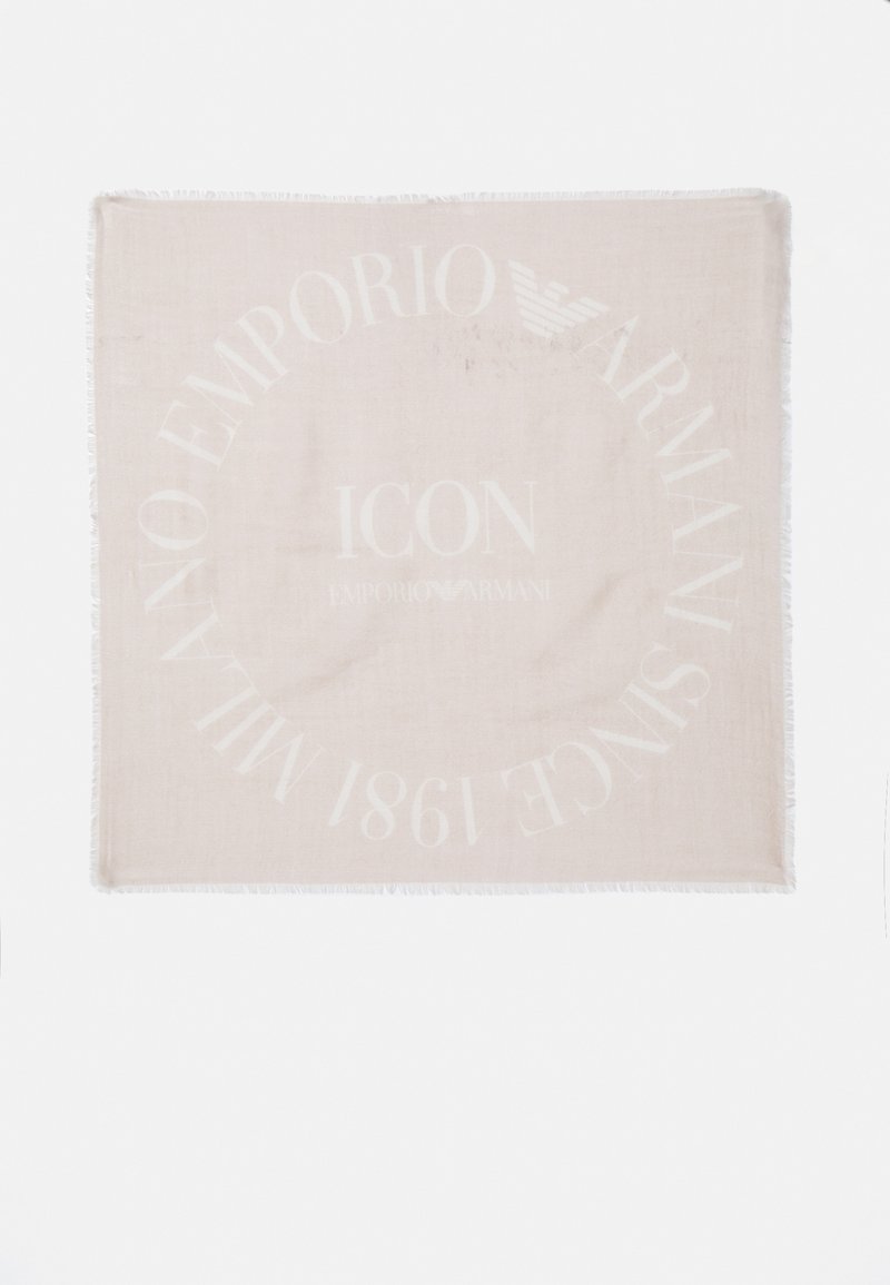 Bežový obdĺžnikový šál s strapcami, s bielym embosovaným textom: "EMPORIO ARMANI ICON SINCE 1981" v kruhovom usporiadaní.