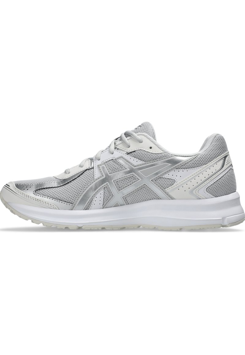 Chaussure de course gris clair et blanche avec tige en mesh, lacets et semelle coussinée vue de profil sur fond blanc.