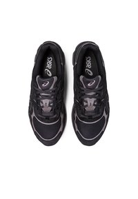 �Černé sportovní boty z síťoviny s syntetickými doplňky a kontrastními šedými detaily. Šněrovací design s polstrovaným jazykem a logem na jazyku.