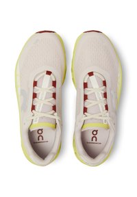 Hellrosa Mesh-Laufschuhe mit gelben Akzenten, roten Details und einer runden Zehenform. Sie verfügen über flache Schnürsenkel und ein Logo an der Seite.