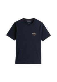 T-shirt in cotone blu navy con collo rotondo, maniche corte e piccolo logo bianco e rosso sul petto. Texture liscia, design casual.