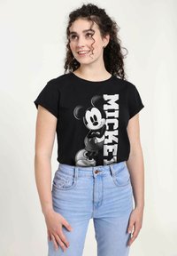 Disney DISNEY CLASSIC MICKEY MICKEY LEAN - T-shirt z nadrukiem