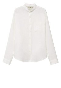 Chemise blanche à manches longues avec col mandarin et poche poitrine, présentée à plat sur un fond blanc.