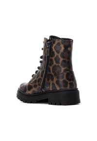 Botas de tobillo de piel con estampado de leopardo, que cuentan con un zip lateral, puntera redondeada y suela negra gruesa con patrones de tracción.